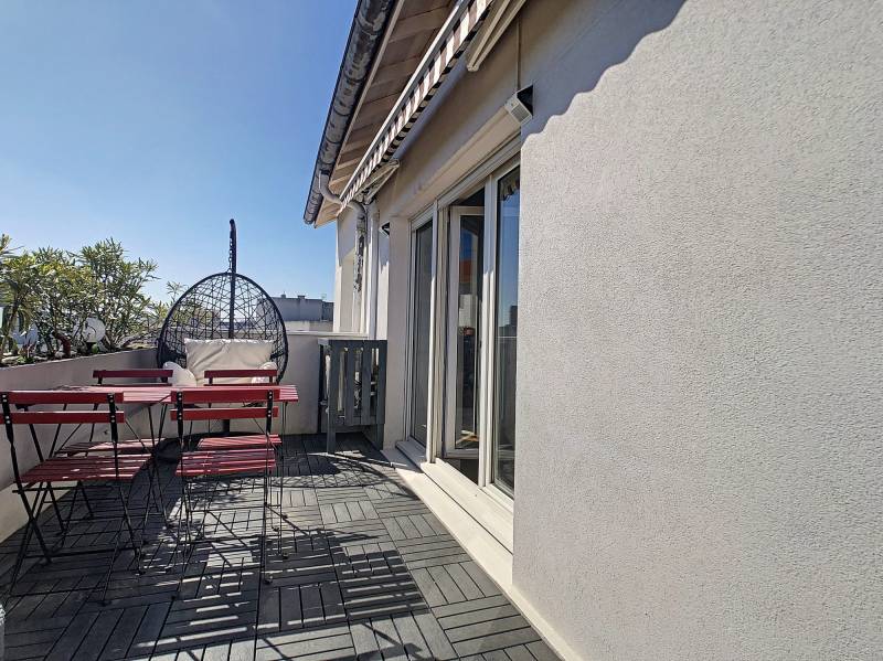 a vendre dernier étage avec terrasse plein ciel lyon 8