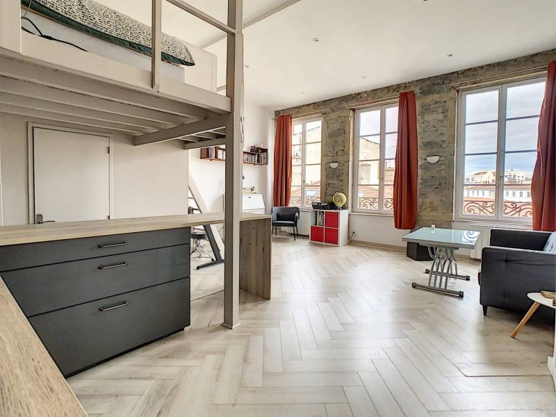 a vendre Lyon 7 place Saint Louis T1 avec vue dégagée